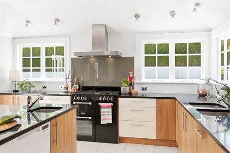 Photo of property in 15 Lucknow Terrace, Khandallah, Wellington, 6035