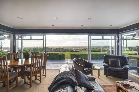 Photo of property in 38 Titirangi Drive, Fitzherbert, Palmerston North, 4471