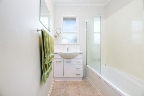 Photo of property in 1 Ashbourne Place, Glendene, Auckland, 0602