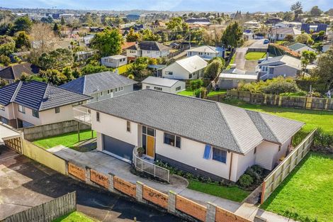Photo of property in 27a Kirrie Avenue, Te Atatu South, Auckland, 0610