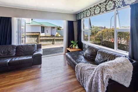 Photo of property in 20 Pamu Place, Waitara, 4320