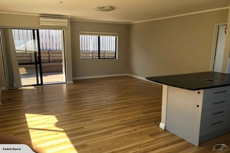 Photo of property in 2/95 Hobsonville Road, West Harbour, Auckland, 0618