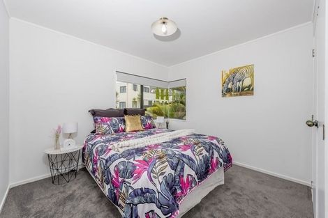 Photo of property in 11 Queen Natalie Place, Massey, Auckland, 0614