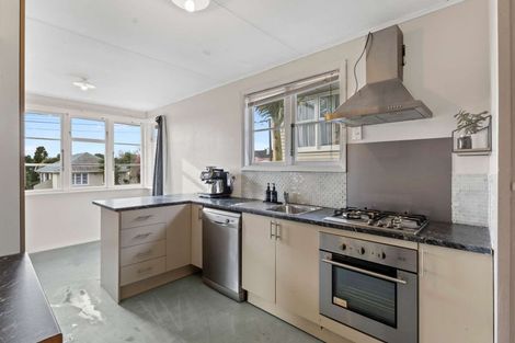 Photo of property in 29 Endeavour Street, Marfell, New Plymouth, 4310