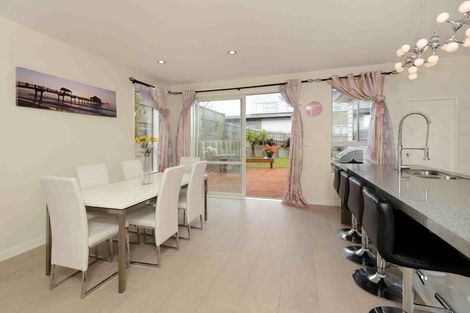 Photo of property in 39 Harrowglen Drive, Northcross, Auckland, 0632