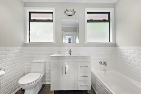 Photo of property in 102 Ruskin Road, Newlands, Wellington, 6037