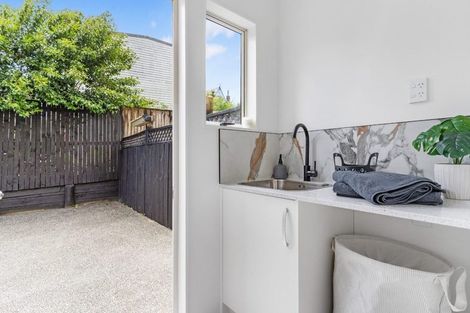Photo of property in 2 Verdale Circle, Glen Eden, Auckland, 0602