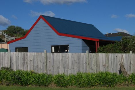 Photo of property in 2 Island View Terrace, Waikanae Beach, Waikanae, 5036