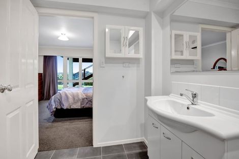 Photo of property in 21 Longview Drive, Merrilands, New Plymouth, 4312