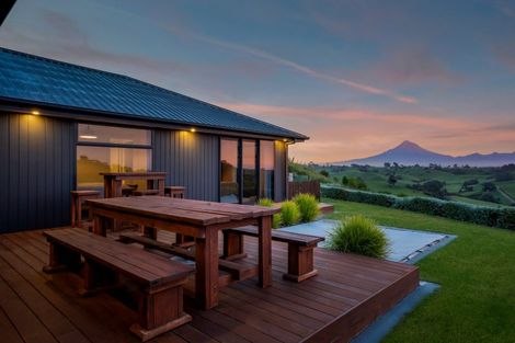 Photo of property in 956 Richmond Road, Lepperton, New Plymouth, 4373