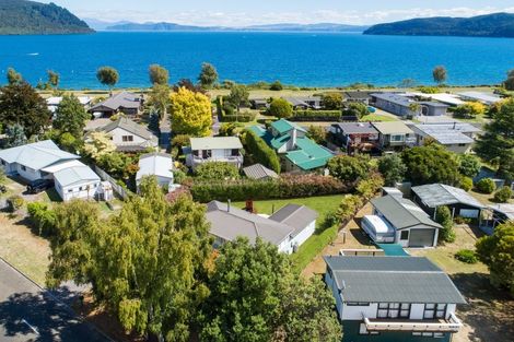 Photo of property in 28 Kinloch Road, Kinloch, Taupo, 3377