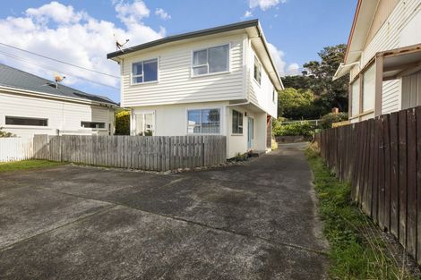 Photo of property in 2/115 Queens Drive, Lyall Bay, Wellington, 6022