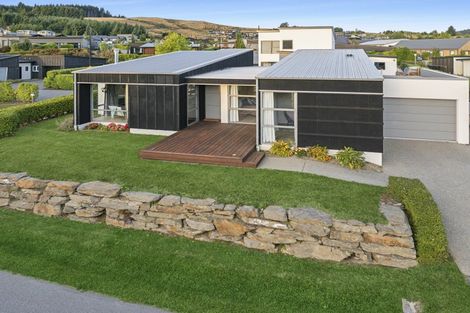 Photo of property in 8 Kapuka Lane, Wanaka, 9305