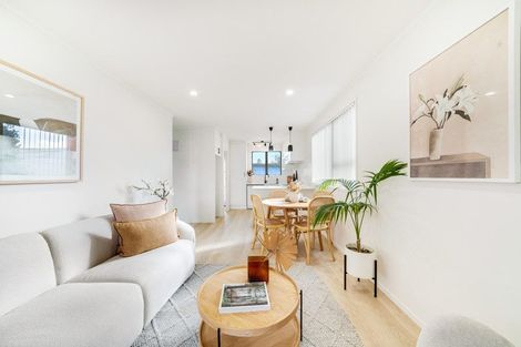 Photo of property in 2/7 Mon Desir Place, Manurewa, Auckland, 2102