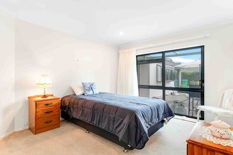 Photo of property in 32 Connemara Court, West Harbour, Auckland, 0618