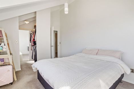 Photo of property in 2/10 Helicon Place, Totara Vale, Auckland, 0629