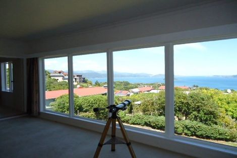 Photo of property in 5 Titiro Moana Road, Korokoro, Lower Hutt, 5012