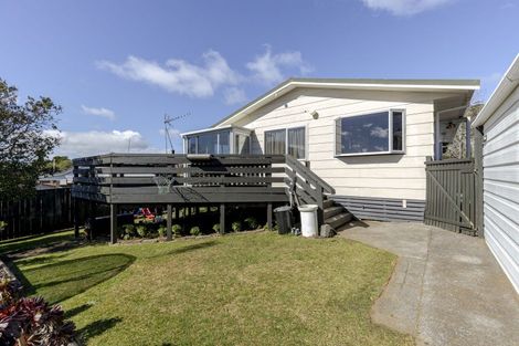Photo of property in 35 Riversdale Drive, Merrilands, New Plymouth, 4312