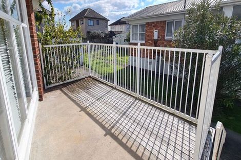 Photo of property in 2/124 Te Atatu Road, Te Atatu South, Auckland, 0610