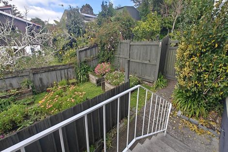 Photo of property in 1/4 Mahuta Grove, Northcote, Auckland, 0627