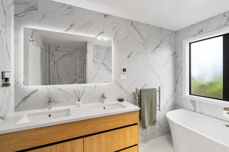 Photo of property in 562a Beach Road, Rothesay Bay, Auckland, 0630