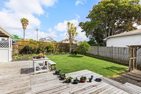 Photo of property in 6 Fairfax Avenue, Northcote, Auckland, 0627