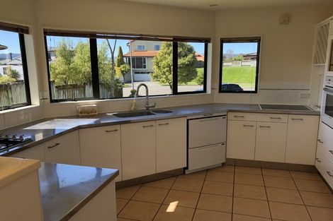 Photo of property in 32 Kilkenny Place, Fitzherbert, Palmerston North, 4410