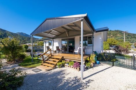 Photo of property in 33 Wairau Road, Picton, 7220