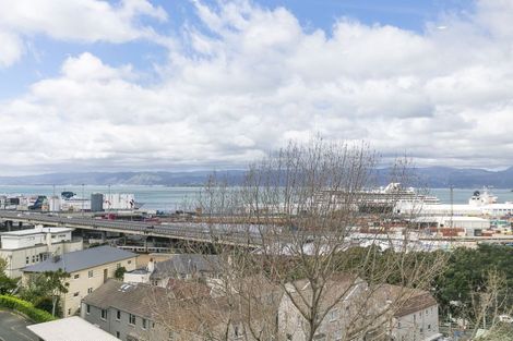 Photo of property in Grosvenor Flats, 19 Cottleville Terrace, Thorndon, Wellington, 6011