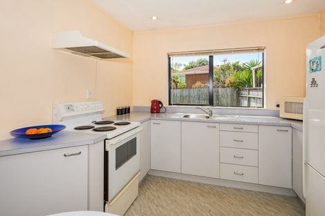 Photo of property in 2/4 Merton Avenue, Glenfield, Auckland, 0627