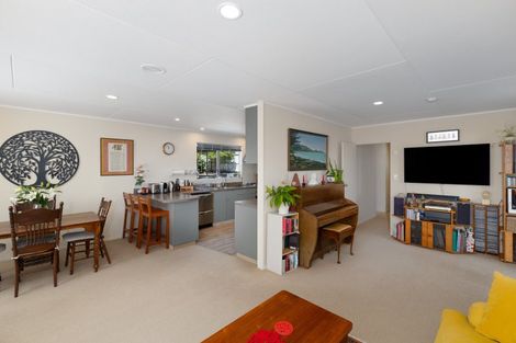 Photo of property in 6 Milne Place, Merrilands, New Plymouth, 4312