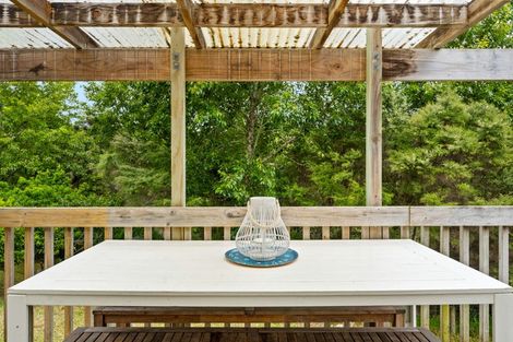 Photo of property in 2 Slater Road, South Head, Helensville, 0874