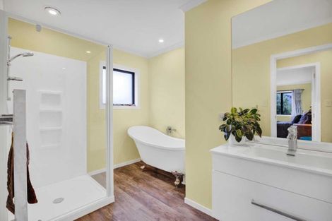 Photo of property in 2 Te Ara Karoiroa Road, Hurford, New Plymouth, 4374