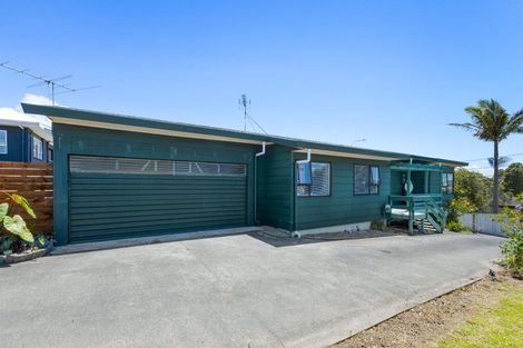 Photo of property in 21 Red Beach Road, Red Beach, 0932