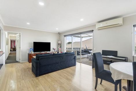 Photo of property in 24 Corta Bella Place, Golflands, Auckland, 2013
