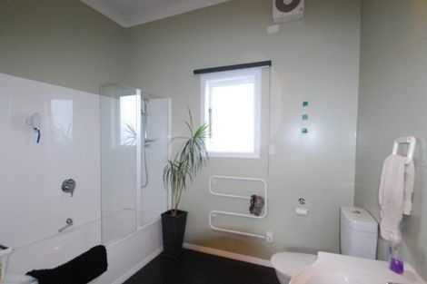 Photo of property in 70 Salford Street, Newlands, Wellington, 6037