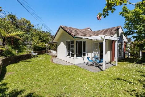 Photo of property in 6 Erskine Close, Island Bay, Wellington, 6023