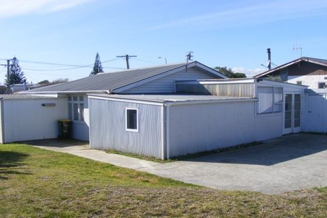 Photo of property in 16 Pratt Avenue, Foxton Beach, Foxton, 4815