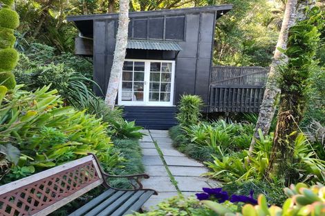 Photo of property in 10-12 Glenesk Road, Piha, New Lynn, 0772