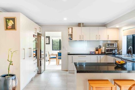 Photo of property in 32 Connemara Court, West Harbour, Auckland, 0618