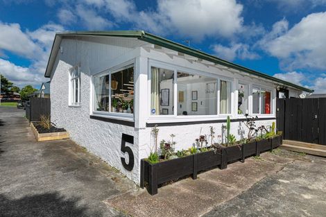 Photo of property in 5 Don Buck Road, Henderson, Auckland, 0614