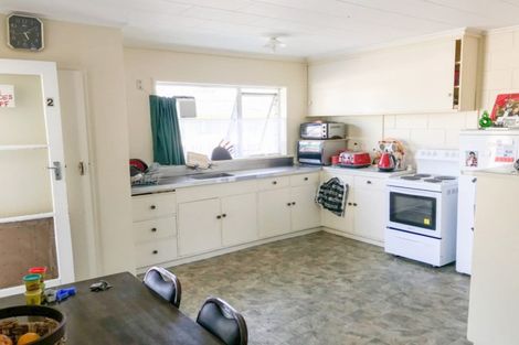 Photo of property in 3 Seddon Street, Takaro, Palmerston North, 4412