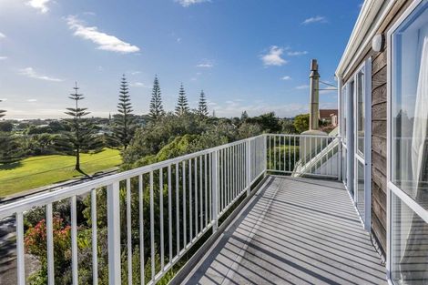 Photo of property in 16 Queens Road, Waikanae Beach, Waikanae, 5036