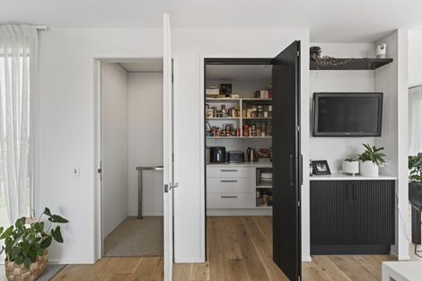 Photo of property in 8 Kowhai Street, Strandon, New Plymouth, 4312