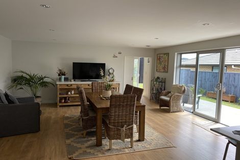 Photo of property in 9 Larmer Drive, Kumeu, 0810