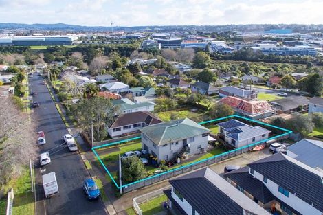 Photo of property in 5 Sherwood Avenue, Te Atatu South, Auckland, 0610