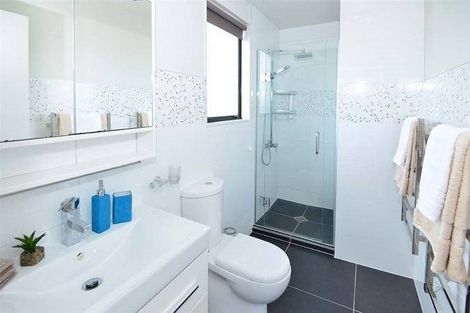 Photo of property in 1/21 Jumento Place, Unsworth Heights, Auckland, 0632