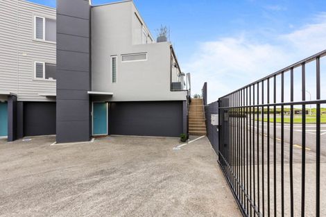 Photo of property in Weekeston Apartments, 2 Nobs Line, Strandon, New Plymouth, 4312