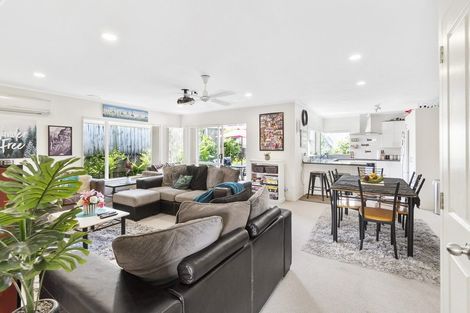 Photo of property in 2/12 Pat O'connor Place, Manurewa, Auckland, 2105