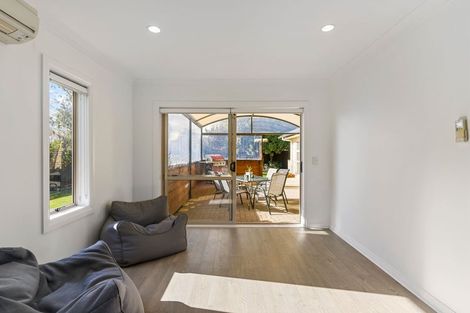 Photo of property in 12 Beverage Place, Rosehill, Papakura, 2113